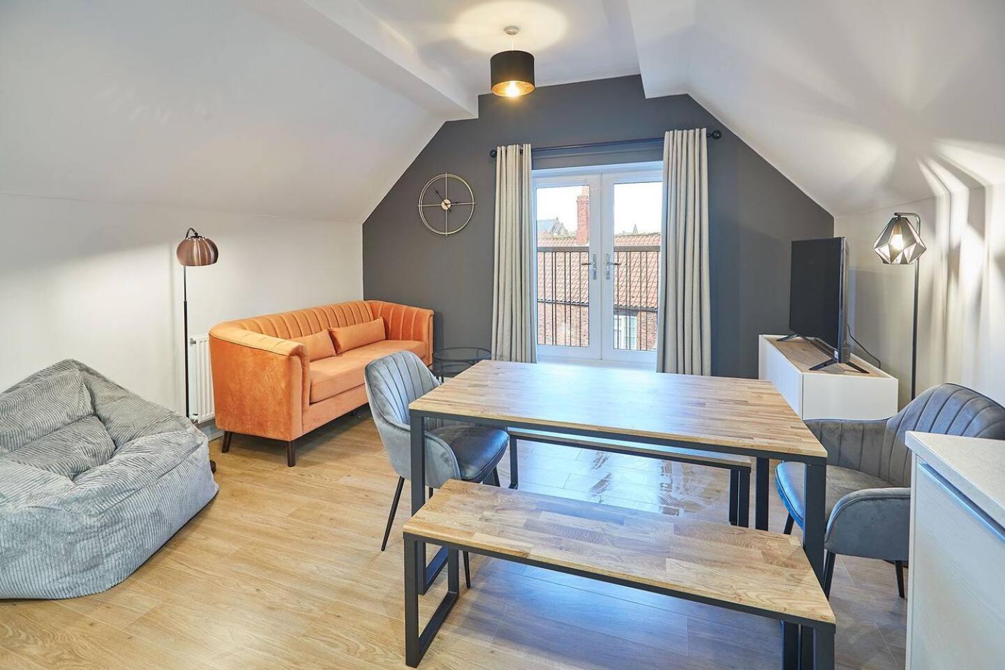 Curlew House, With Parking And Abbey Views! Whitby